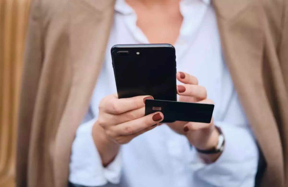 Сәуірден бастап қазақстандықтардың мобильді аударымдары тексеріліп, салық органдарынан хабарлама жіберіледі