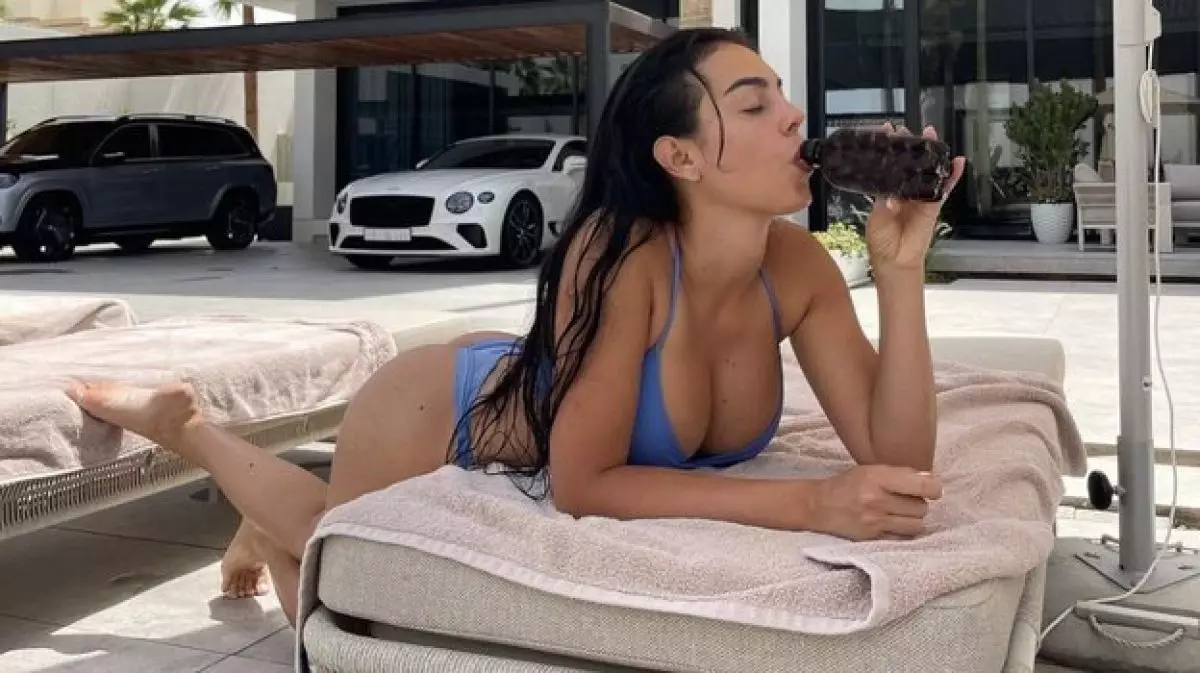 Роналдудың жұбайы Джорджина Родригес әлемдегі ең танымал модельдердің үздік үштігіне енді