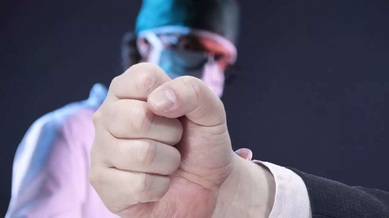 Қостанай облысында хирург маманы терапевт дәрігерді соққыға жықты