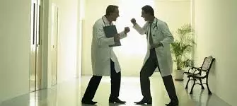 Ақ қалаттылардың айқасы: Қостанай облысында дәрігерлер төбелесті