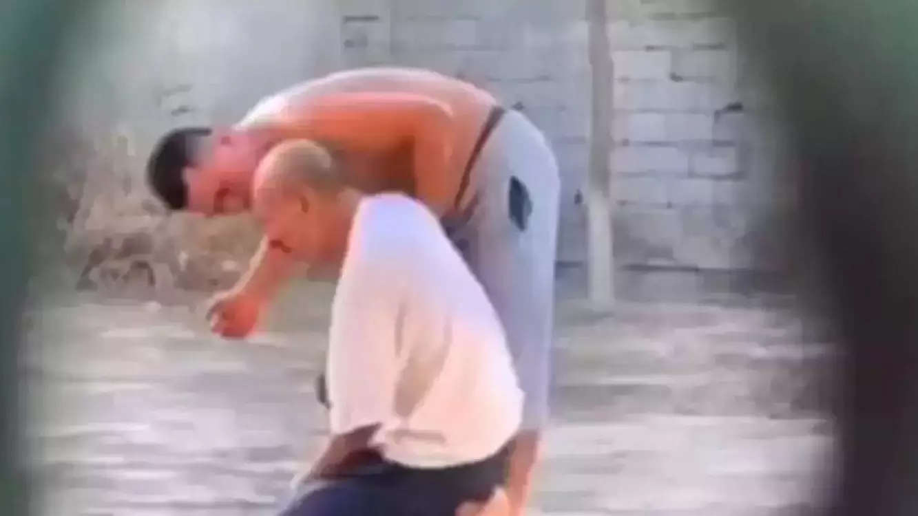 "Ұяттан бас көтере алмай отырмын": Түркістанда әкесін соққыға жыққан ер адам сотта сөз сөйледі  