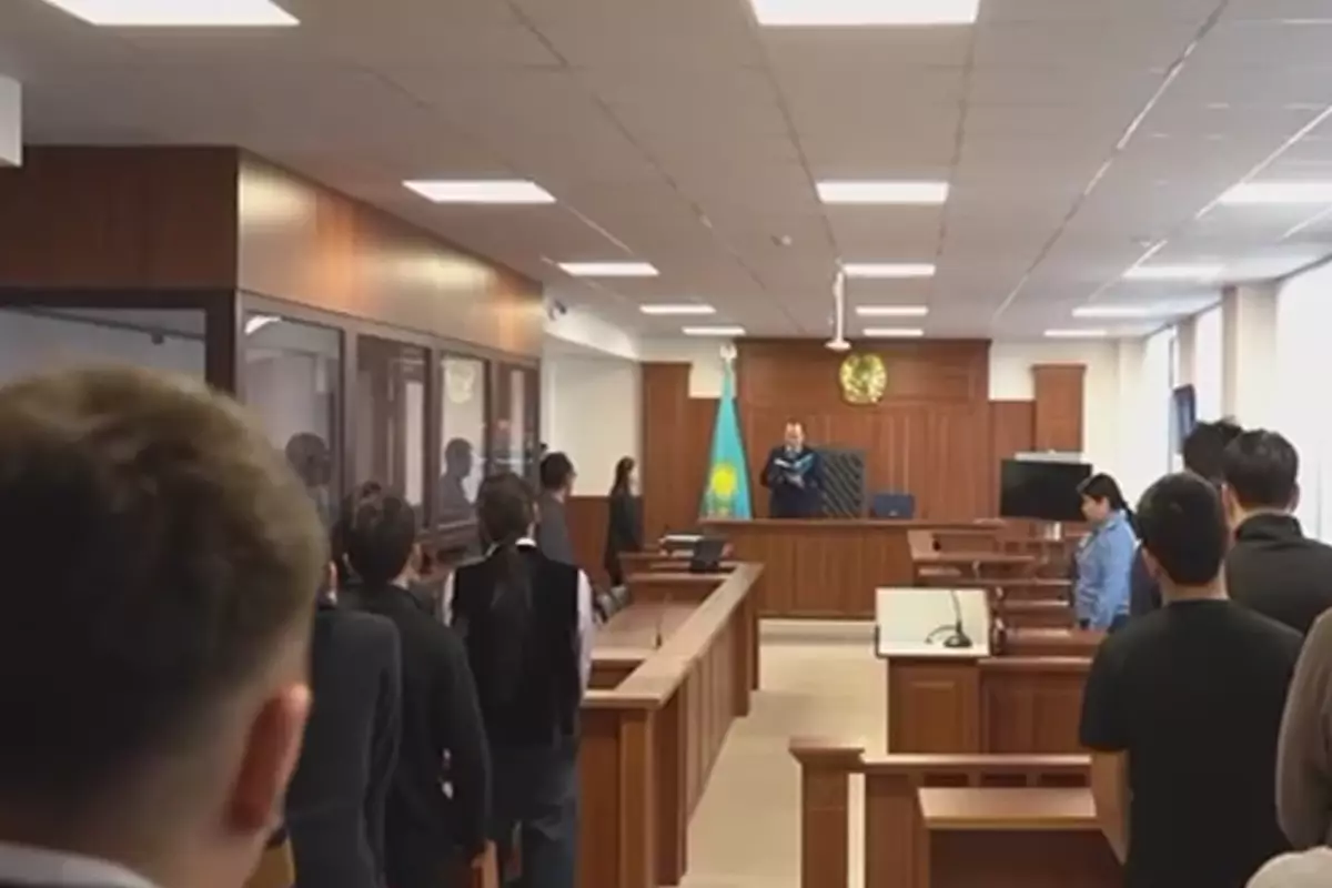 Суд на глазах у молодёжи: в Атырау показали, чем заканчивается хулиганство