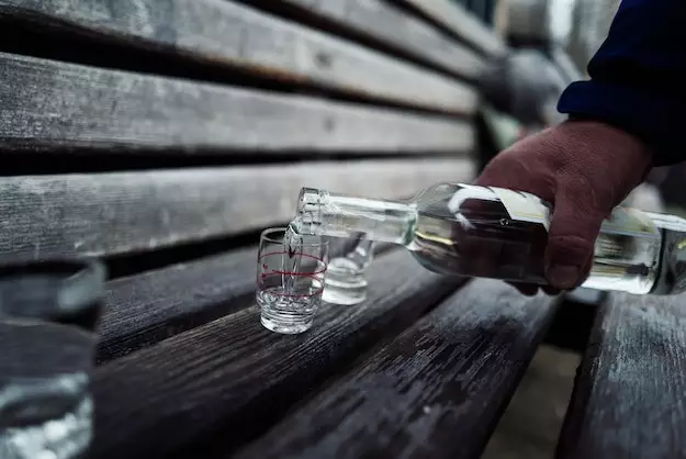 Запретить после 20:00 и онлайн: депутат предложил ужесточить правила продажи алкоголя