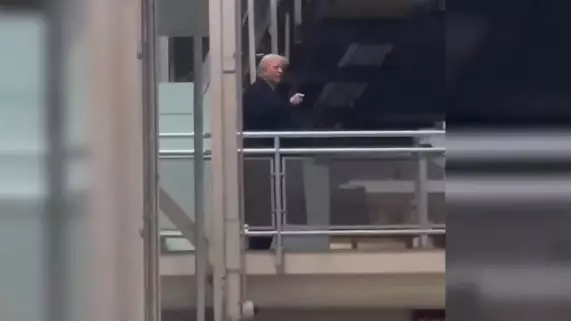 Ақ үй Трамптың жұмысшыға ортаңғы саусағын көрсеткеніне қатысты түсініктеме берді