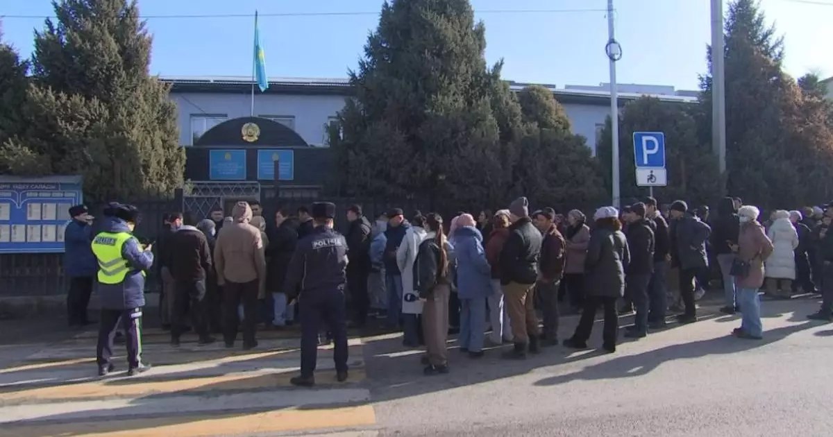  `Обещала госгранты — повесила кредиты`: кандасы в Талгаре штурмуют полицию 