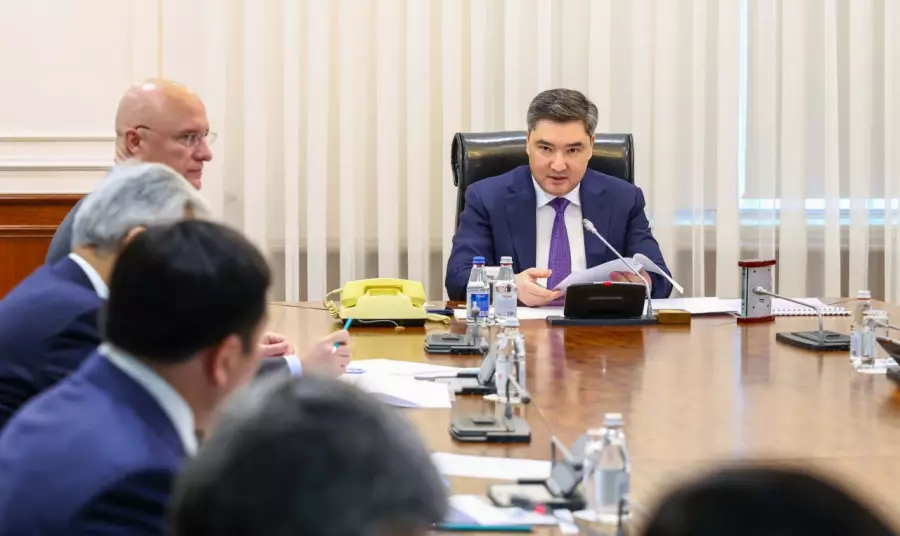 “Жұмыс орындарыңыз кабинетте емес, құрылыс алаңдарында“: Бектенов бірнеше лауазымды тұлғаға шүйлікті