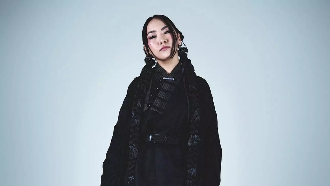 «Қазақ тілін бүкіл әлем естуі керек»: әнші YENLIK-тің тіл жаңашырлығымен тәнті етті