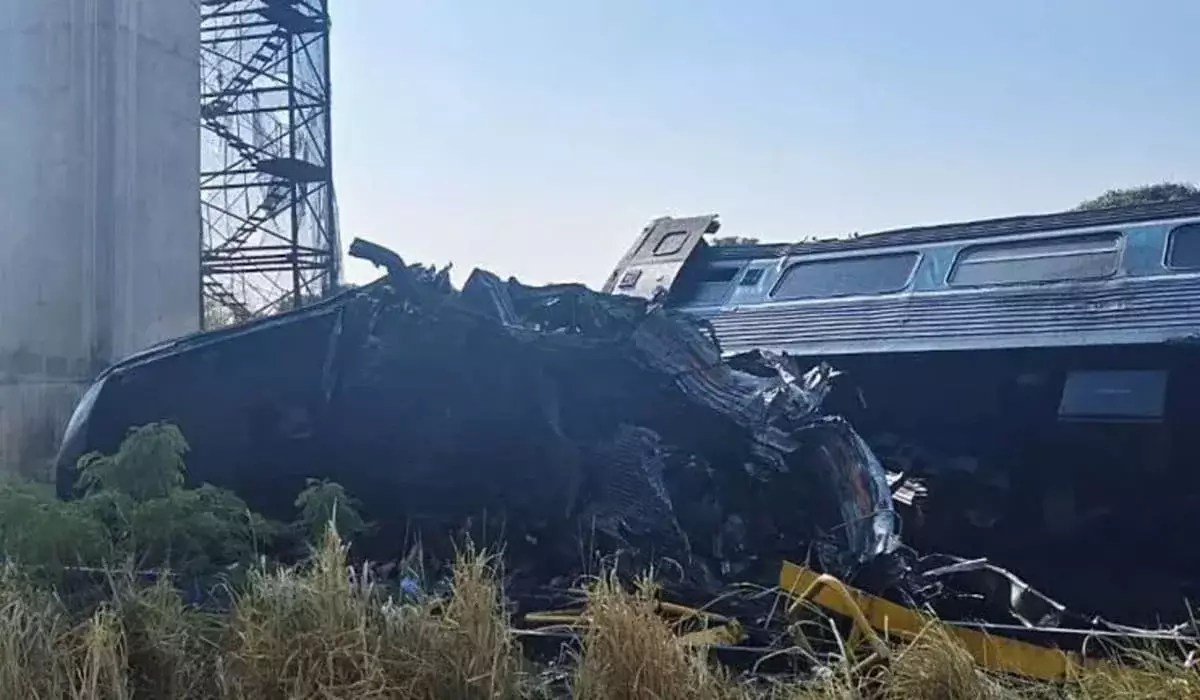 Строительный кран рухнул на поезд в Таиланде: погибли 22 человека