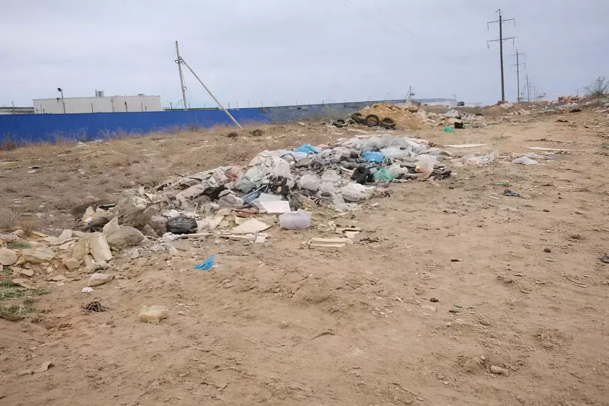 Жительница Актау сняла на видео несанкционированную свалку у городского кладбища - новости на Lada.kz 14.01.2026