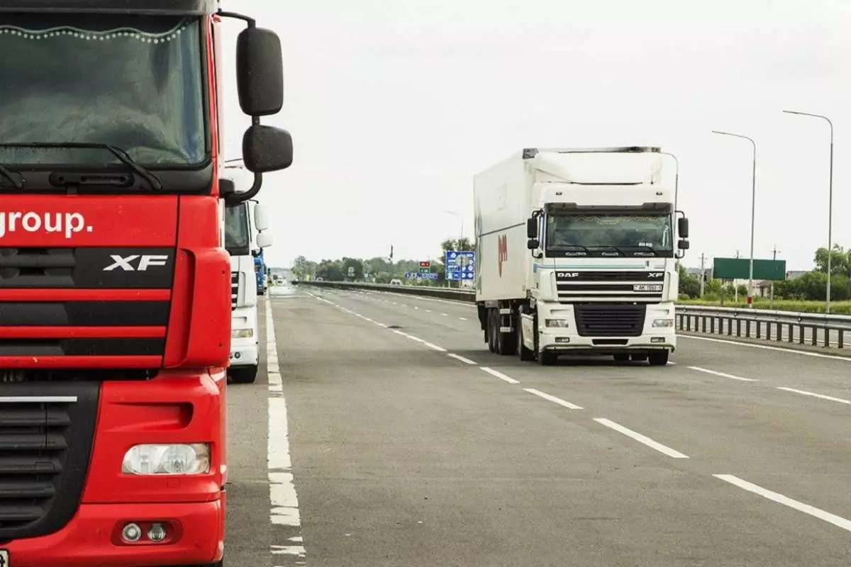 Казахстан разрешил белорусским перевозчикам перевозить грузы с перецепкой до конца года