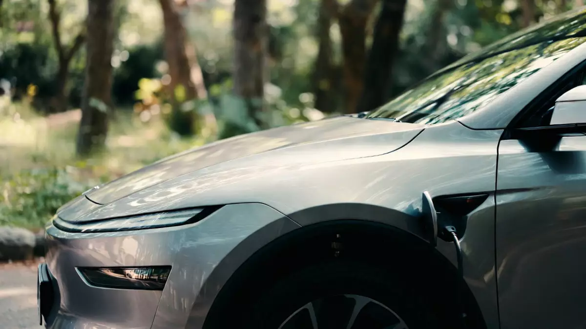 Слежка за хозяином и слабый металл: в чем обвиняют новые авто