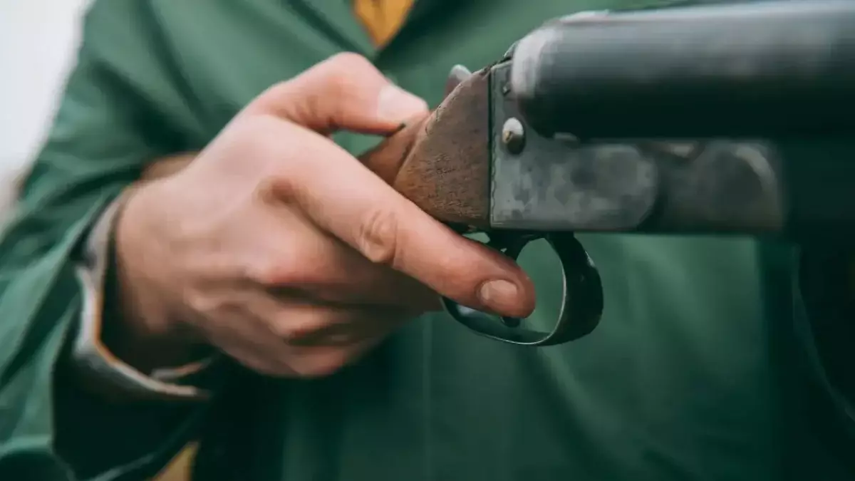 Вооруженный мужчина открыл стрельбу по автомобилю с полицейским в Астане