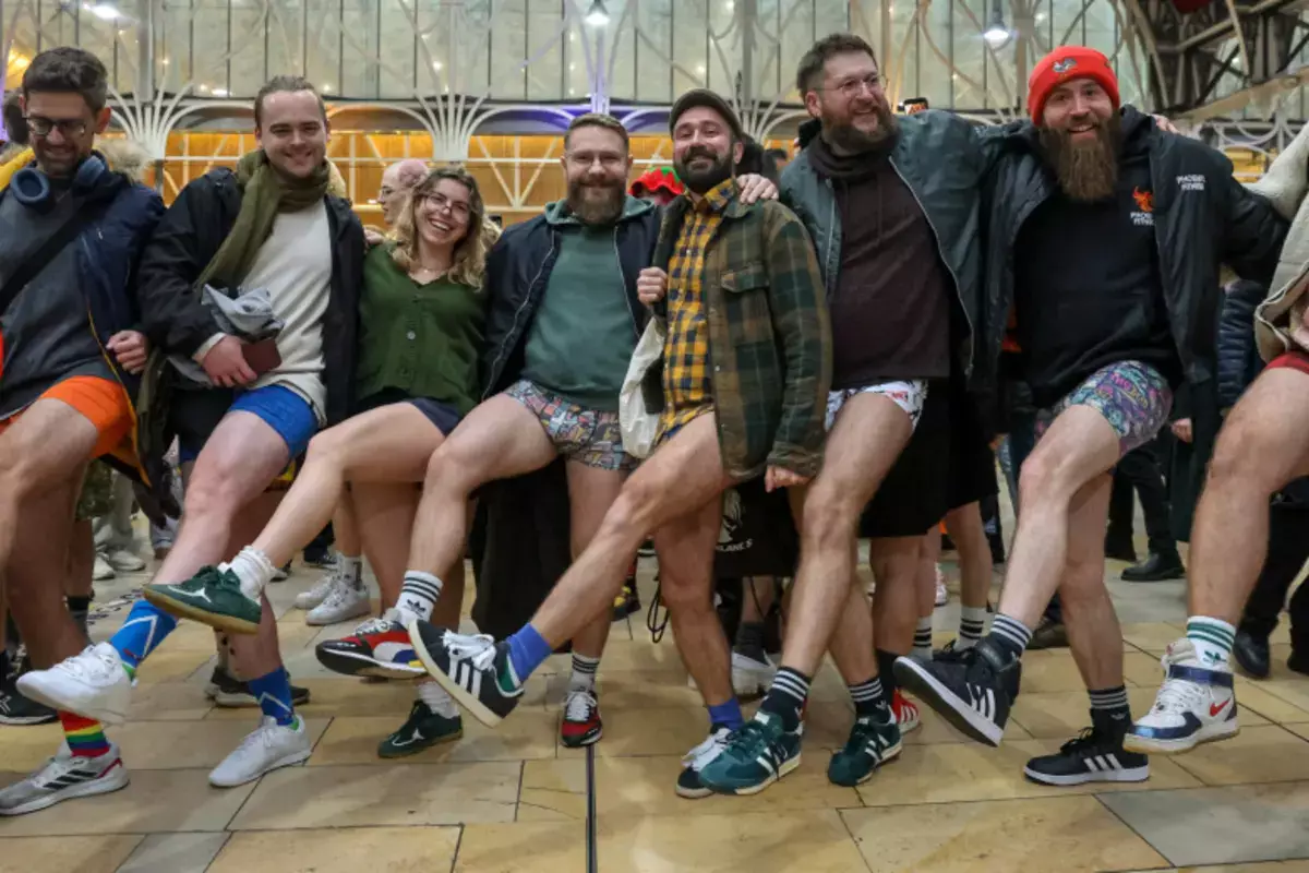 «Метро без штанов»: в столице Британии пассажиры шокированы странной традицией в подземке - новости на Lada.kz 14.01.2026