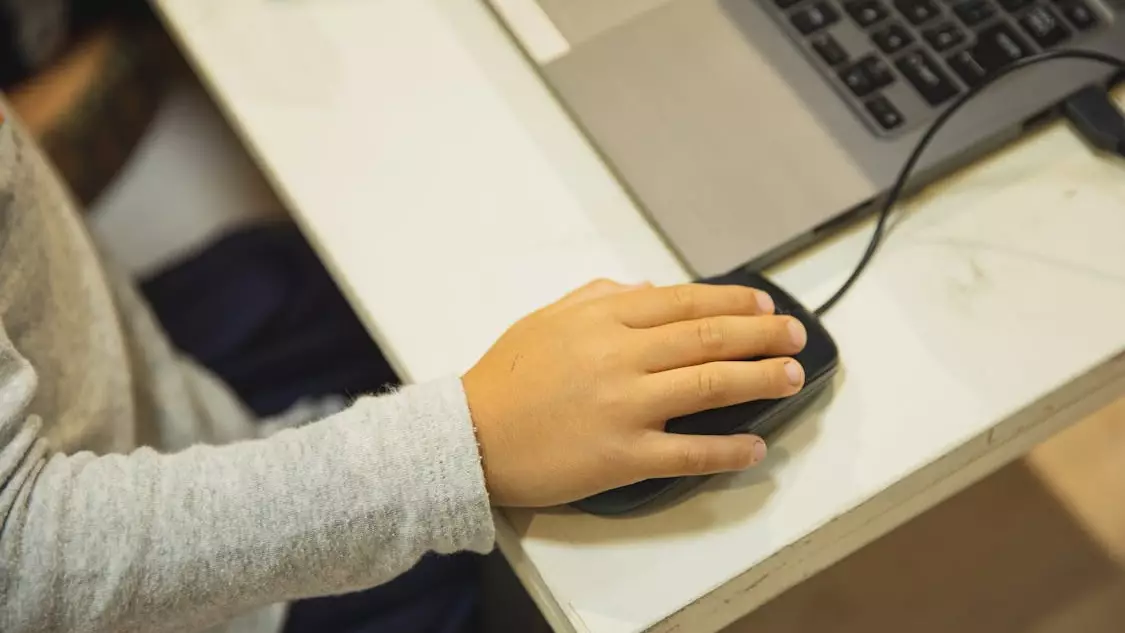 Атырауда мектеп оқушылары уақытша қашықтан оқиды