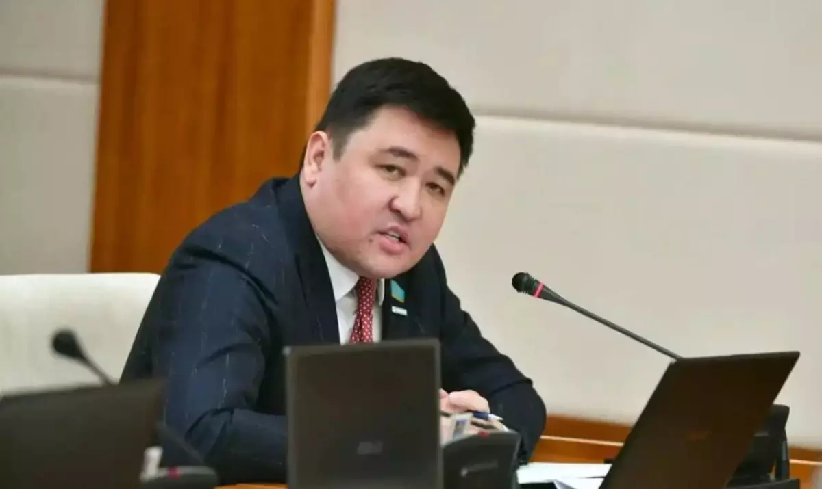 "Жүргізуші куәлігі  250 мың теңгеге сатылып жатыр": Депутат жолдағы өлімді азайтатын бірқатар шаралар ұсынды