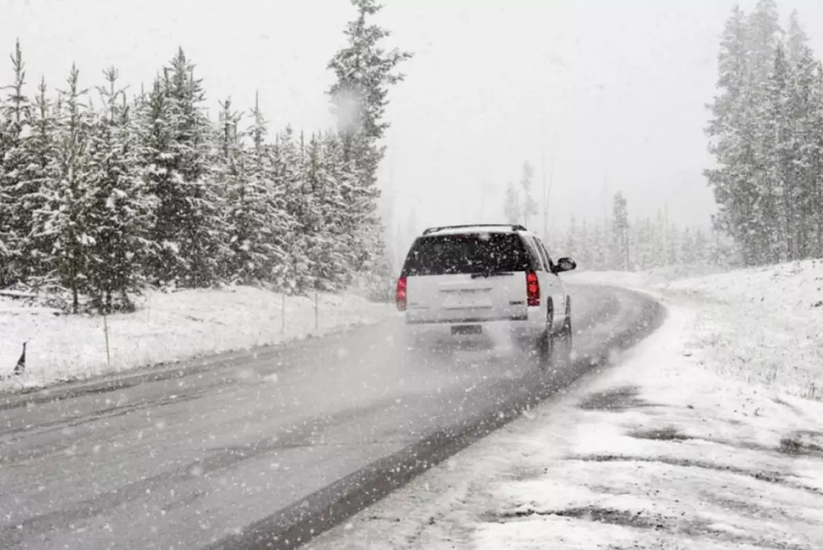 Сотрудники МЧС эвакуировали автомобиль из снежного заноса