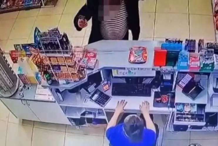 Нетрезвый мужчина демонстрировал предметы схожие с боевым оружием на заправке в ЗКО