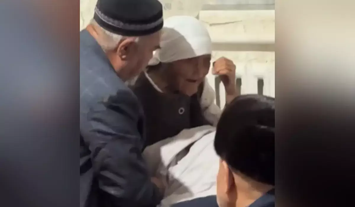 «Қаншаға келсе де, ана ғой»: 100 жастағы әжейдің жоқтауы жұртты жылатты (ВИДЕО)