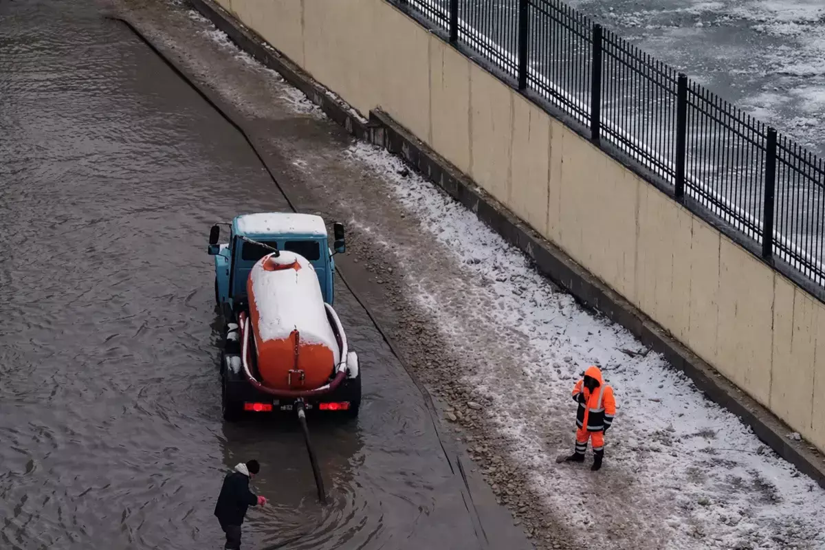 Коммунальщики Актау перешли на круглосуточный режим откачки воды с дорог - новости на Lada.kz 14.01.2026