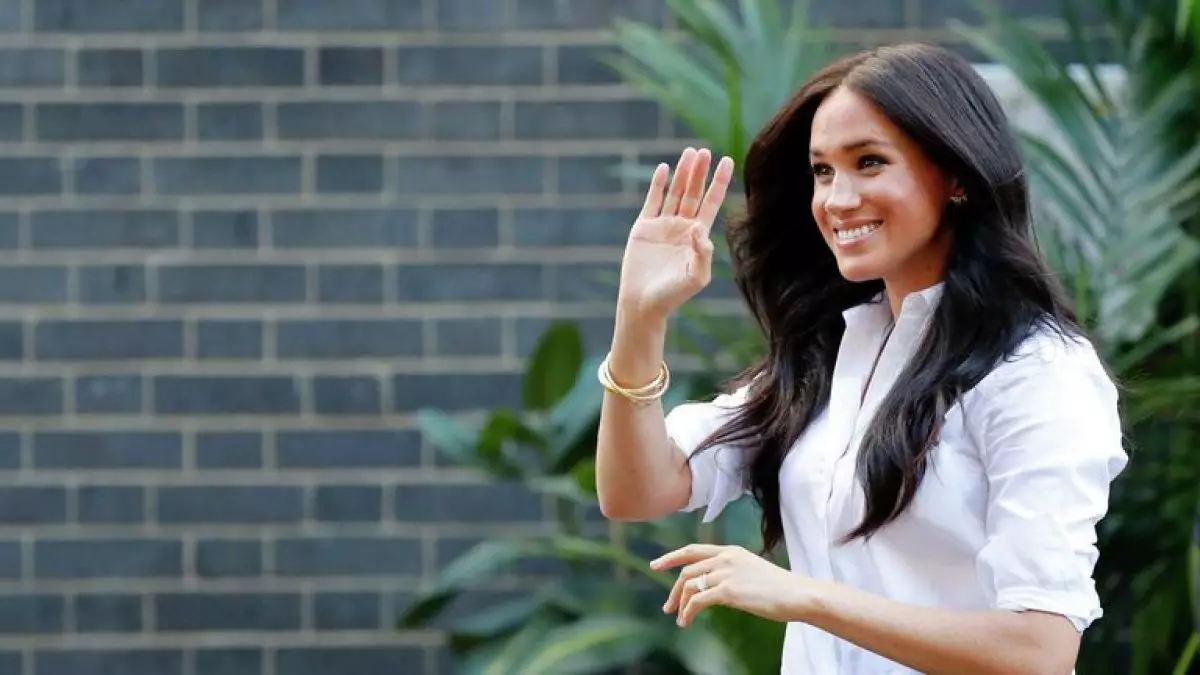 Супругу принца Гарри раскритиковали из-за книжной закладки за 9 тыс. тенге