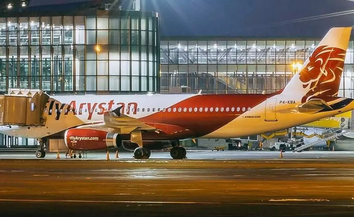 Самолет FlyArystan выкатился за пределы рулежной дорожки в аэропорту Атырау
