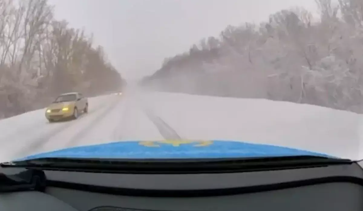 ШҚО-да Toyota Alphard қарсы бағытқа шығып кетіп, патруль көлігімен соқтығыса жаздады (ВИДЕО)