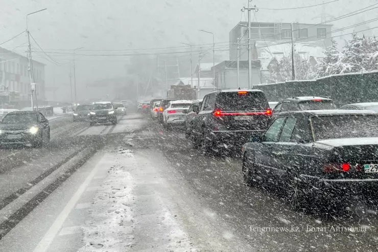 Алматыда қалың қар жауып, күн суытады