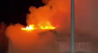 Крупный пожар в двухэтажном кафе тушат в Костанайской области