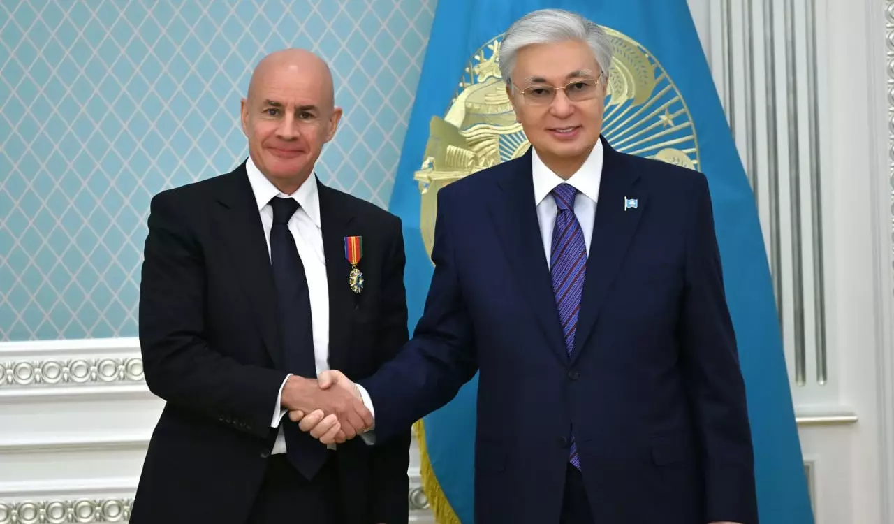 Токаев наградил президента Международной федерации лыжного спорта и сноуборда