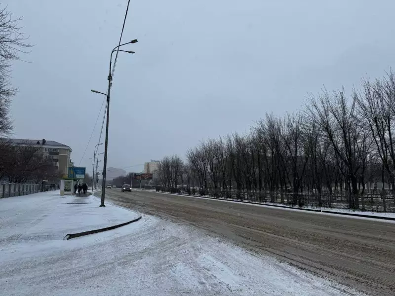Скользкие улицы и переполненные травмпункты: почти 200 жителей Атырау пострадали из-за гололёда