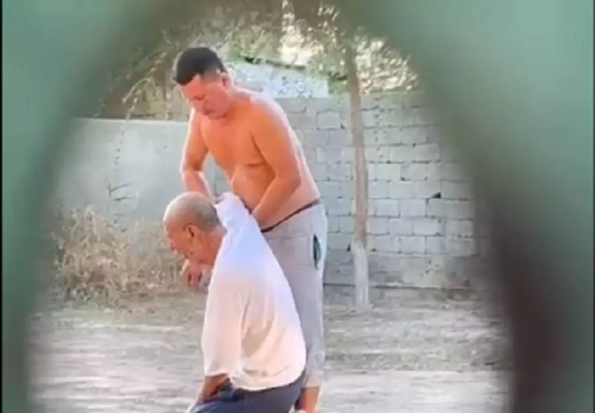 Обвиняемый по делу об избиении отца расплакался в суде и признал вину