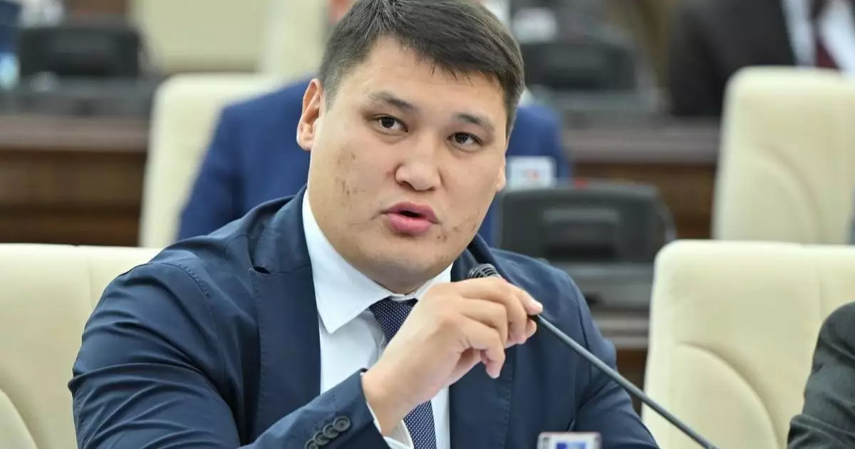  `Ұлтты тәрбиелеуге тиіс мұғалімдеріміз бүгінде курьер болып жүр` – Руслан Берденов шындықты ашып айтты 