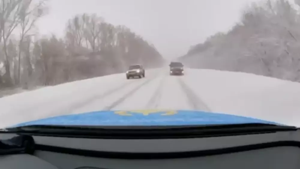 ШҚО-да патрульдік көлік Toyota Alphard-пен бетпе-бет соқтығыса жаздады: видео