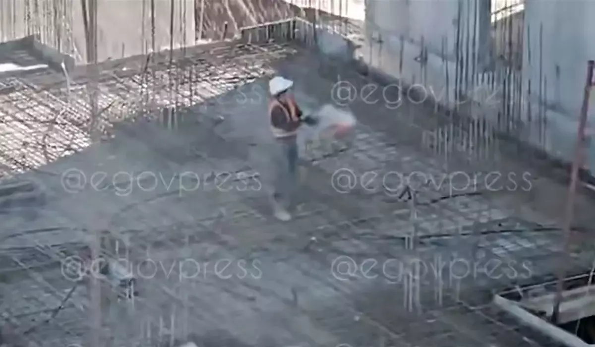 Құрылыс алаңын отпен аластаған жұмысшының видеосы талқыға түсті