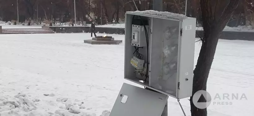 "Провода торчат, дверца отпала": состояние электрощитка в парке возмутило семейчанку