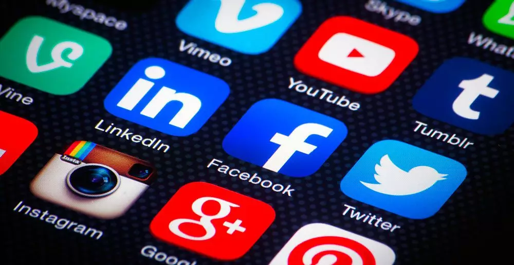 Наркотики, казино и опасные добавки: в Казахстане хотят усилить контроль за рекламой в интернете