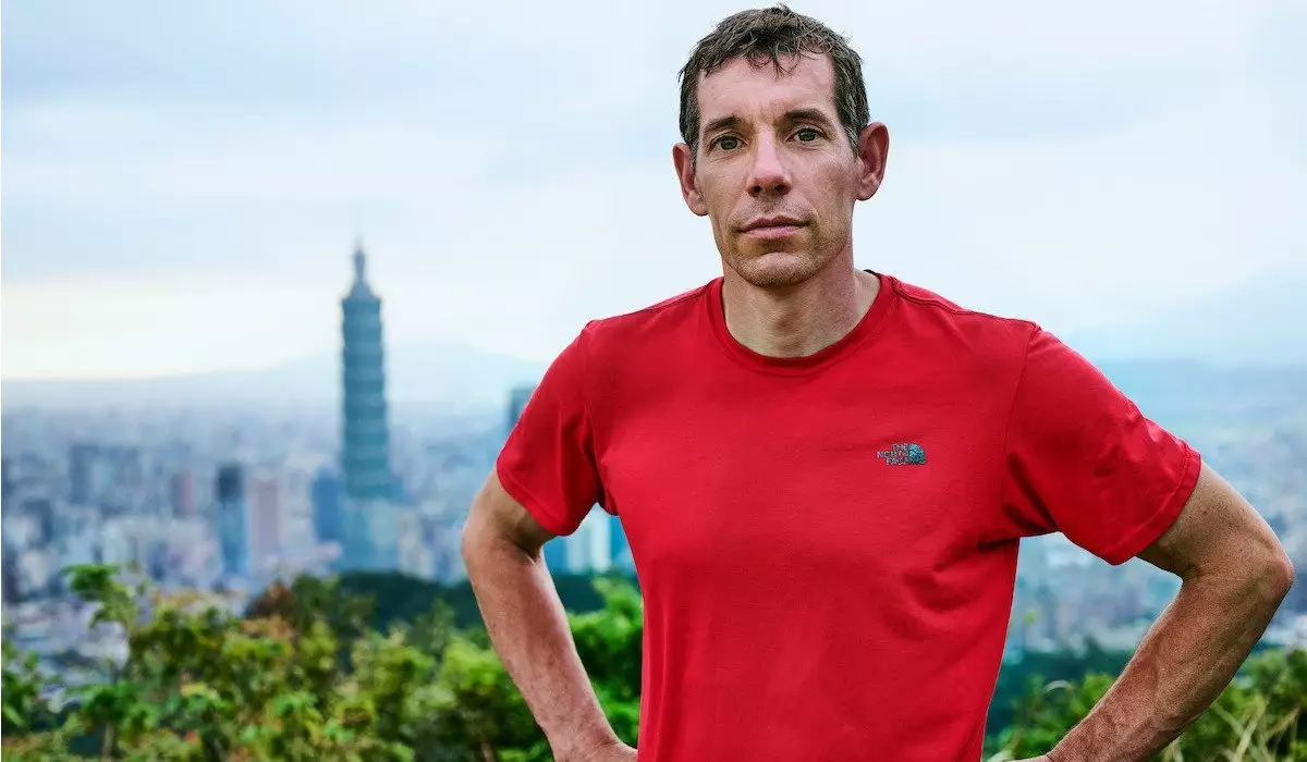 Скалолаз из США без страховки покорит небоскреб Тайбэй в прямом эфире