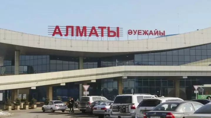 Микрофон қосылып қалған: Әуежайдағы ыңырсыған дыбыс жұртты шошытты