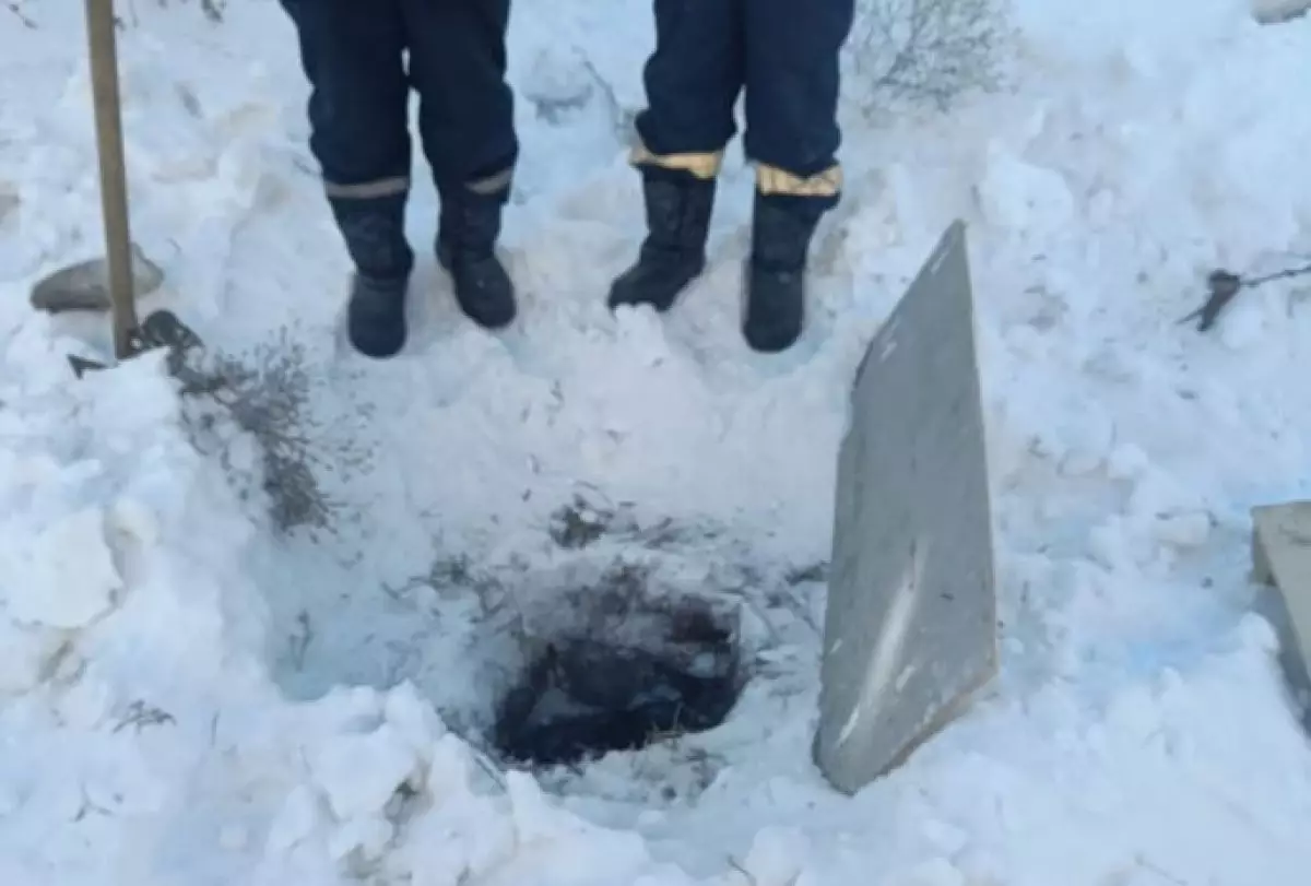 Ребенок упал в открытый колодец с водой в Караганде