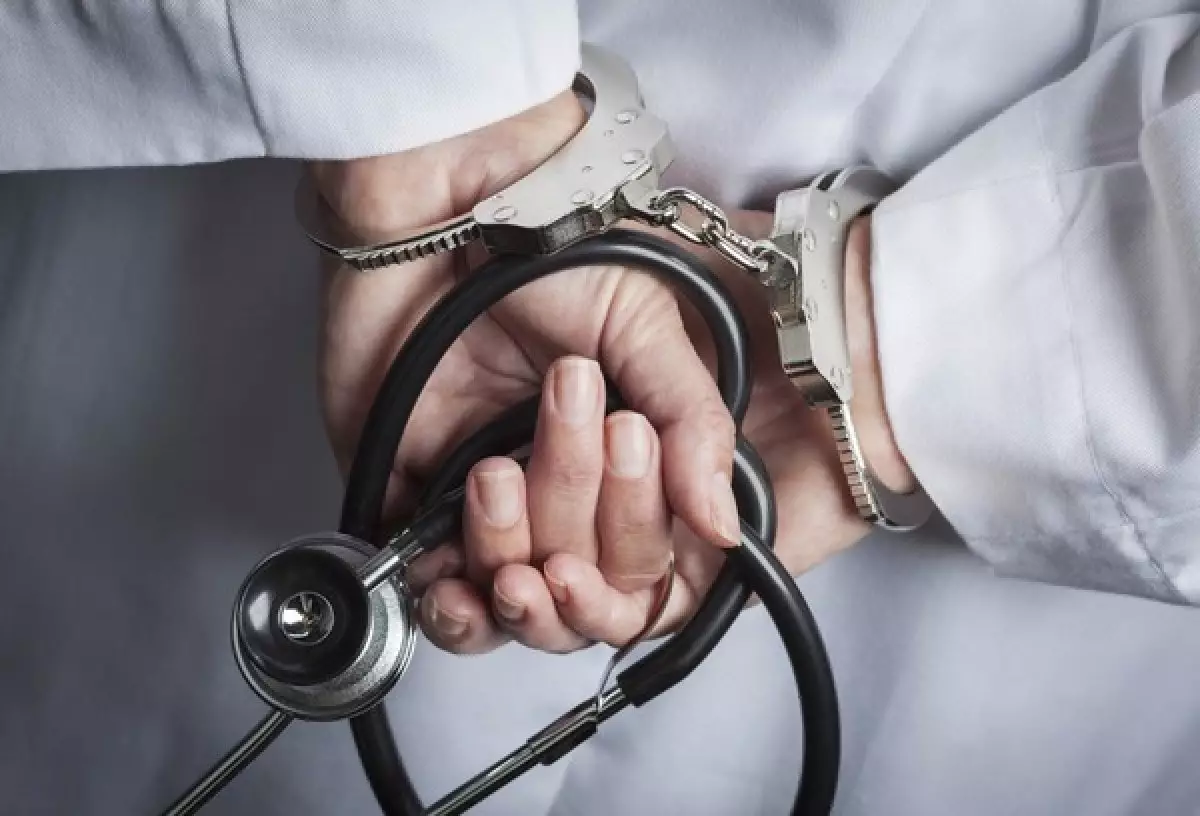 Астанада екі жеке клиника басшысы 682 млн теңгені жымқырды деген күдікпен ұсталды