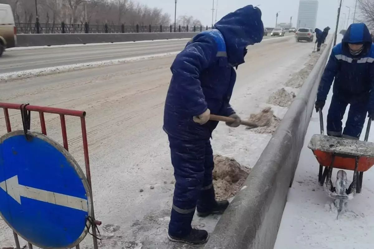 ​Атырау против гололёда:​ рассыпано почти 250 тонн реагента