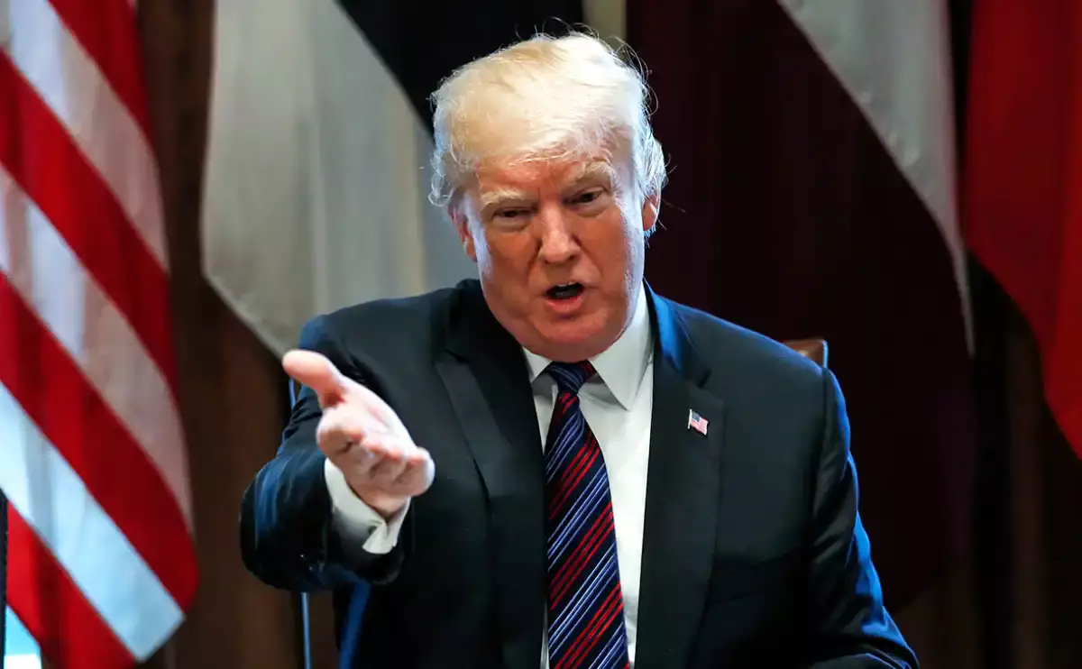 Трамп жұмысшыны боқтап, ортаңғы саусағын көрсетті: олар неге жанжалдасты?