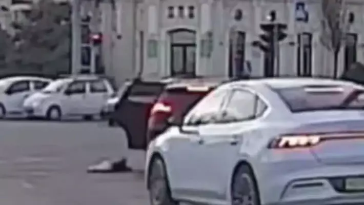В центре Ташкента двухлетний ребенок выпал из движущегося автомобиля
