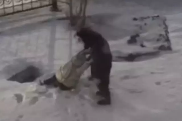 -30 градус аяз: Қарағандыда оқушы су толы ашық құдыққа құлап кеткен