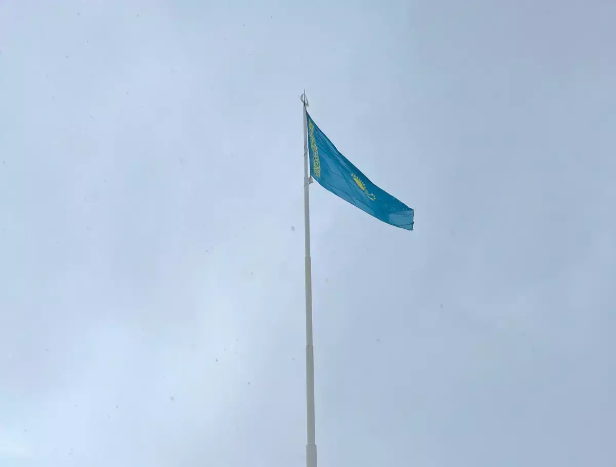 На главной площади в Актау сняли флаг - новости на Lada.kz 15.01.2026