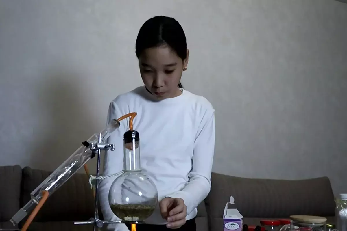Юная павлодарка разрабатывает авторские парфюмерные композиции