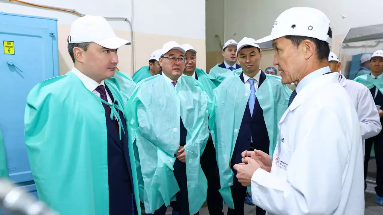 Бектенов Алматыдағы атом саласының ғылыми базасын тексерді