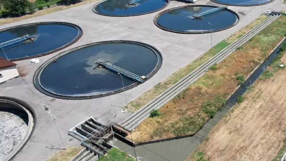 Неприятный запах и опасные газы: “Алматы Су“ оштрафовали на миллионы