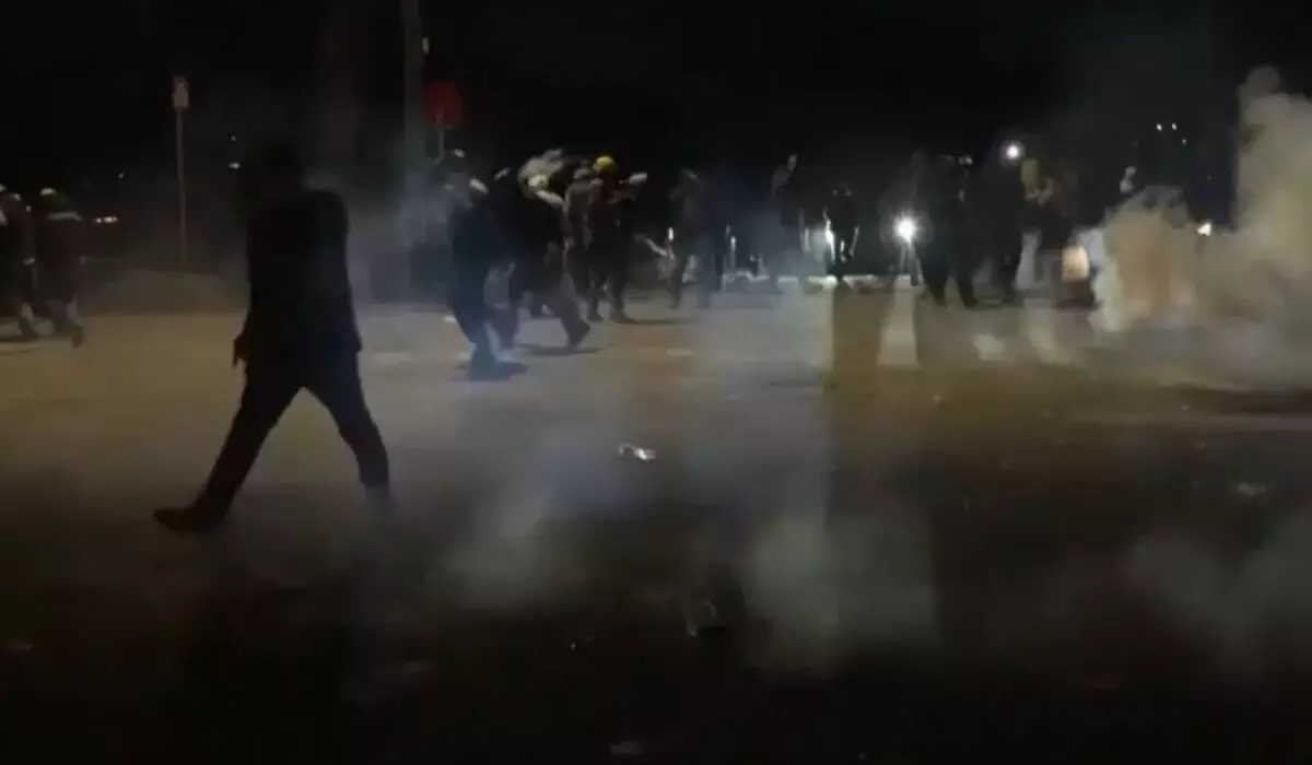 В Миннеаполисе вспыхнули протесты после того, как агенты ICE ранили мужчину