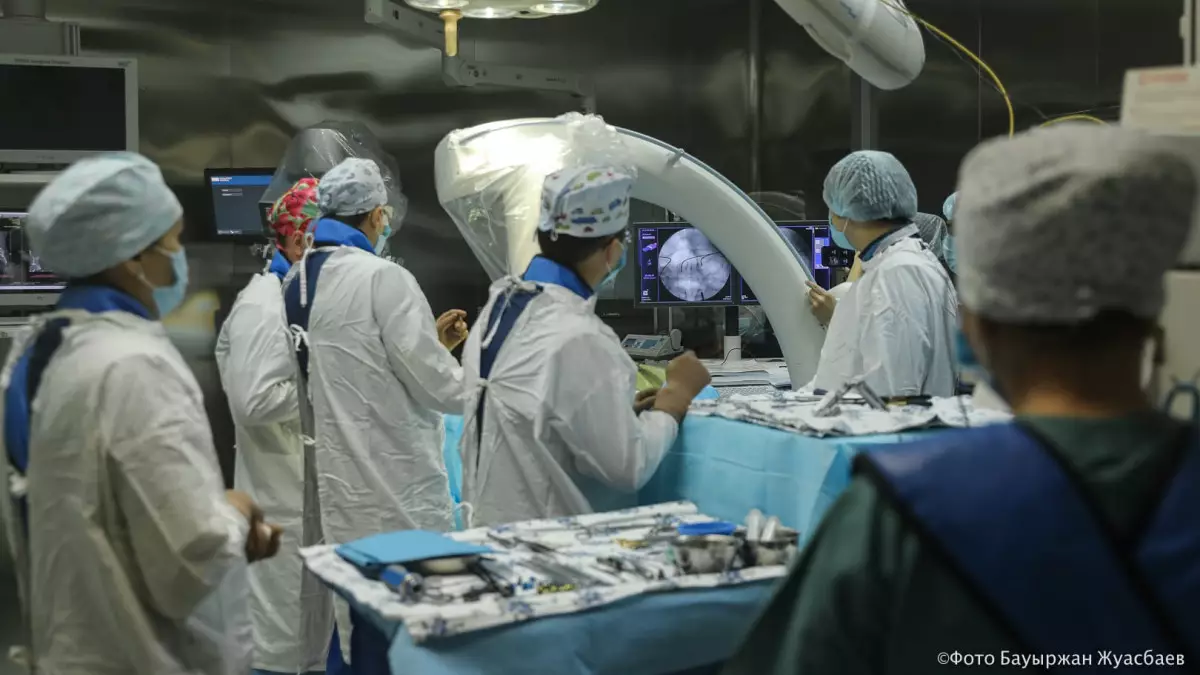 "Бірнеше жерден ішегі тесілген": Шымкентте сүйек жұтып қойған азаматқа ота жасалды